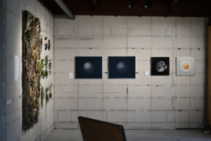 再生繊維素材・NUNOUSを惑星に見立てた作品「素材の中の宇宙」の制作展示